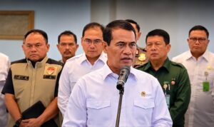 Doc. Menteri Pertanian sekaligus Kepala Bapanas, Andi Amran Sulaiman, menyampaikan keterangan kepada awak media terkait penindakan terhadap delapan pejabat Bulog dan Bapanas menyusul dugaan penyelewengan beras SPHP.