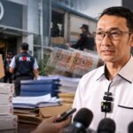 Doc. Juru Bicara KPK, Budi Prasetyo, memberikan keterangan kepada awak media terkait penggeledahan kantor PT Djarum dan Bea Cukai Kudus dalam penyidikan dugaan penyimpangan pengurusan pita cukai. Latar belakang merupakan ilustrasi penggeledahan, bukan dokumentasi langsung di lokasi.